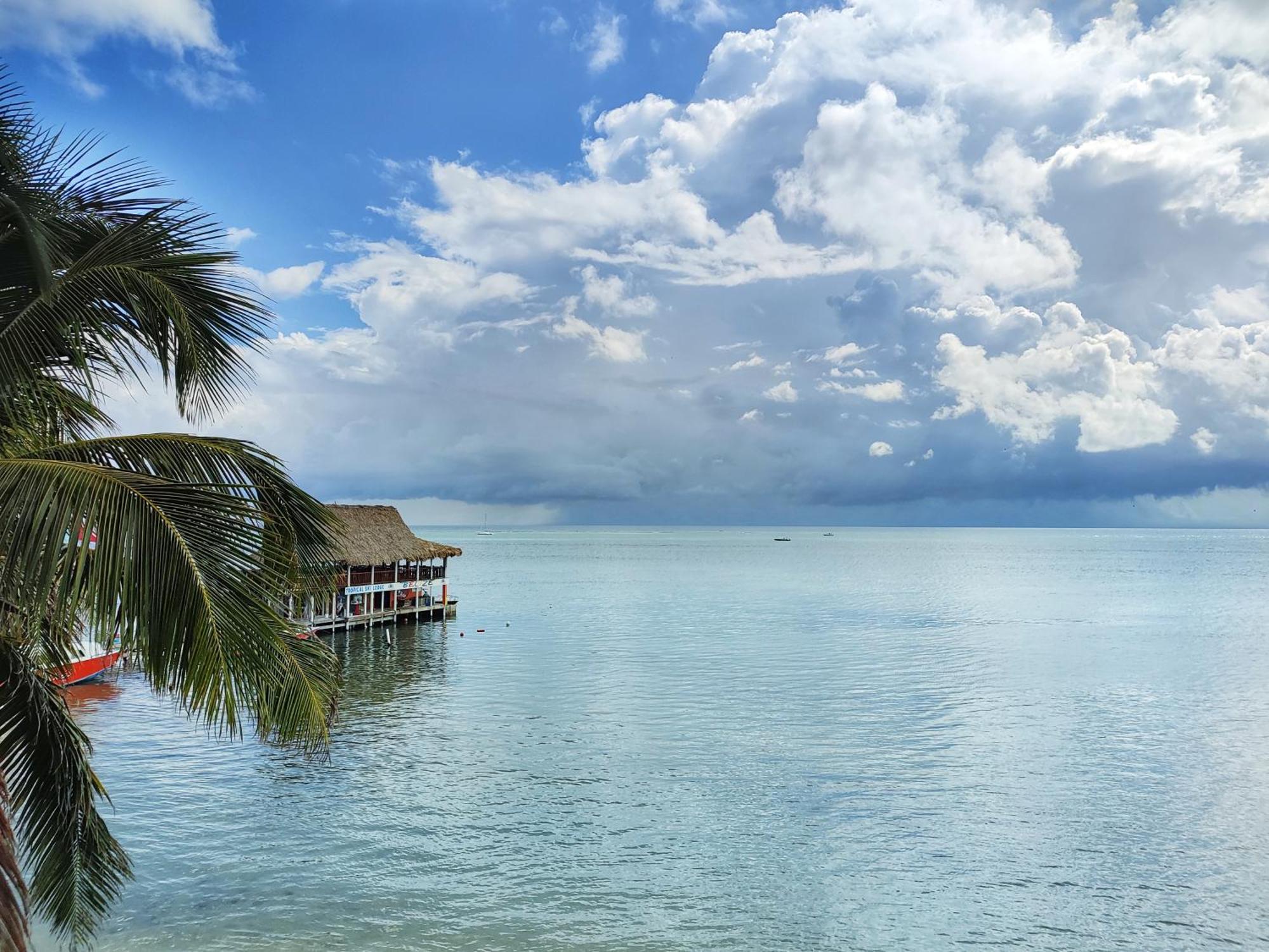 Tres Cocos Resort San Pedro  Exterior photo